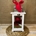 Candelabro blanco pequeño con flores en tonos rojos - Imagen 1