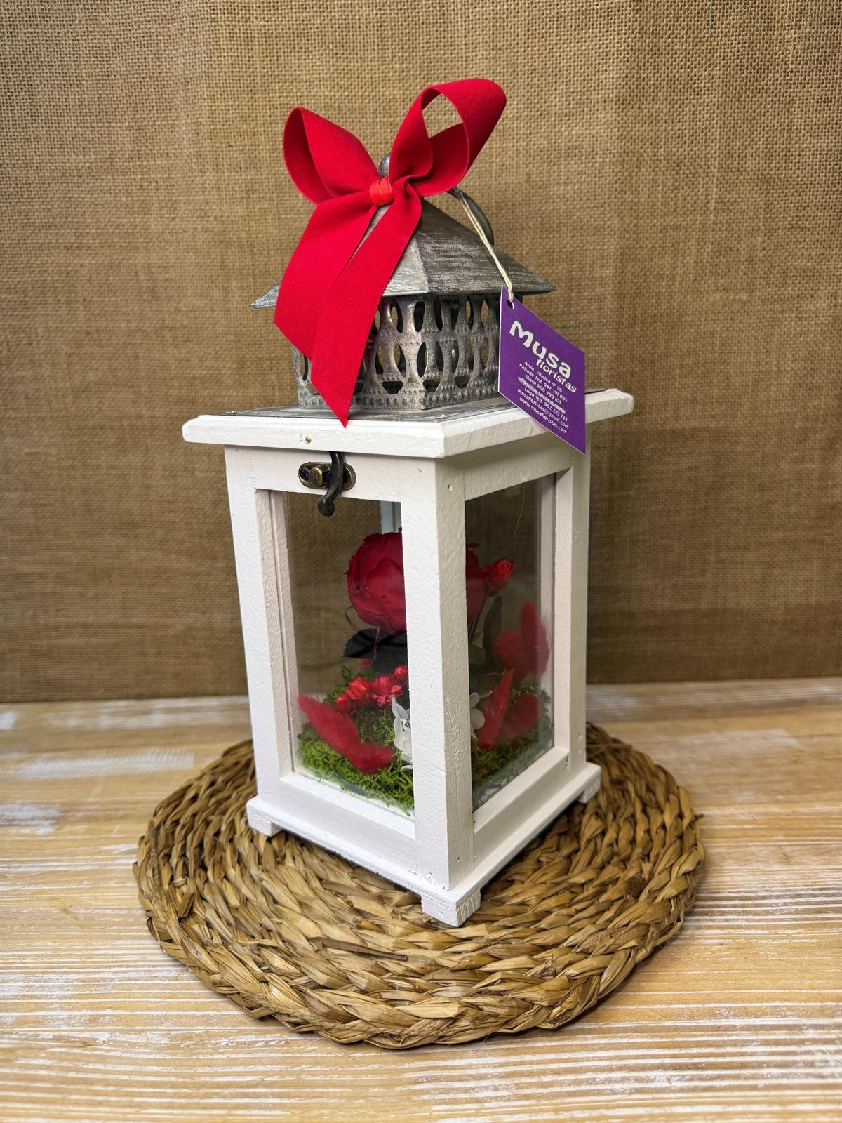 Candelabro blanco pequeño con flores en tonos rojos - Imagen 2