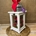 Candelabro blanco pequeño con flores en tonos rojos - Imagen 2