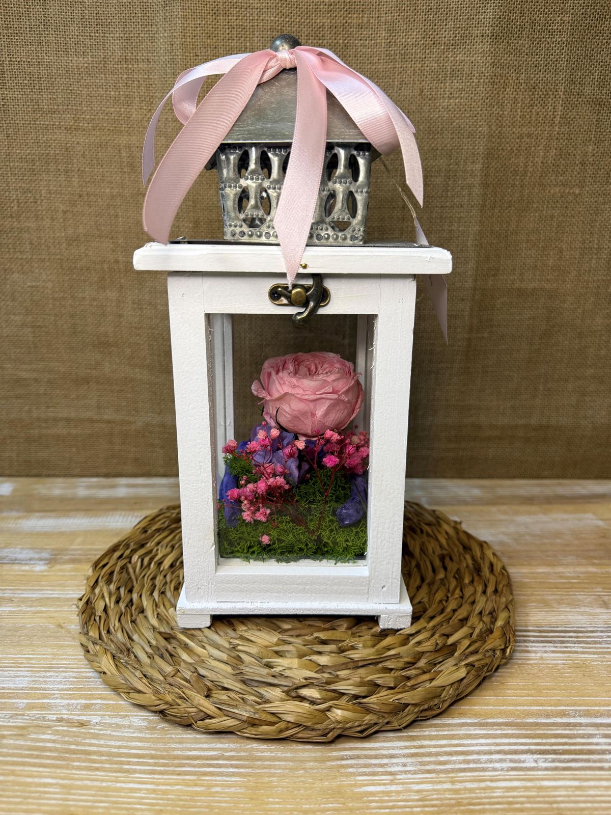 Candelabro blanco pequeño con flores en tonos rosa - Imagen 1