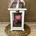 Candelabro blanco pequeño con flores en tonos rosa - Imagen 1