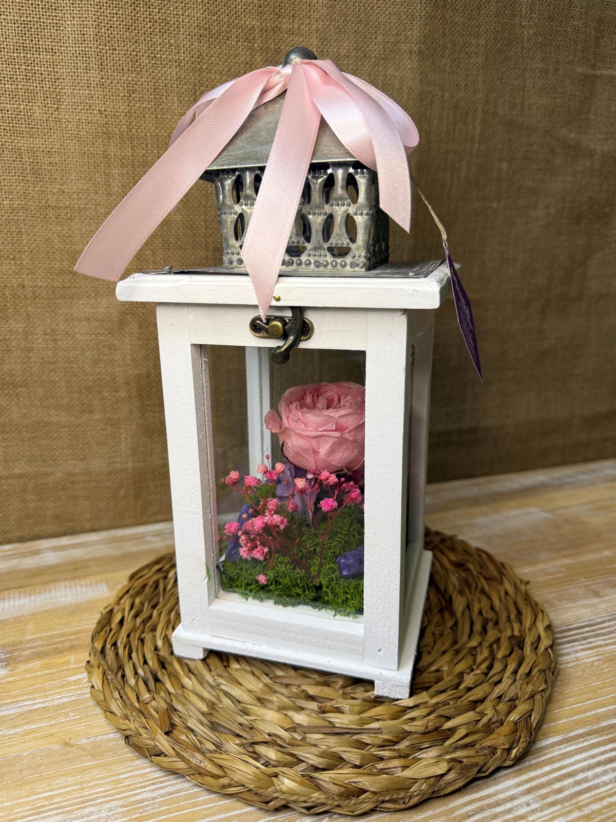 Candelabro blanco pequeño con flores en tonos rosa - Imagen 4