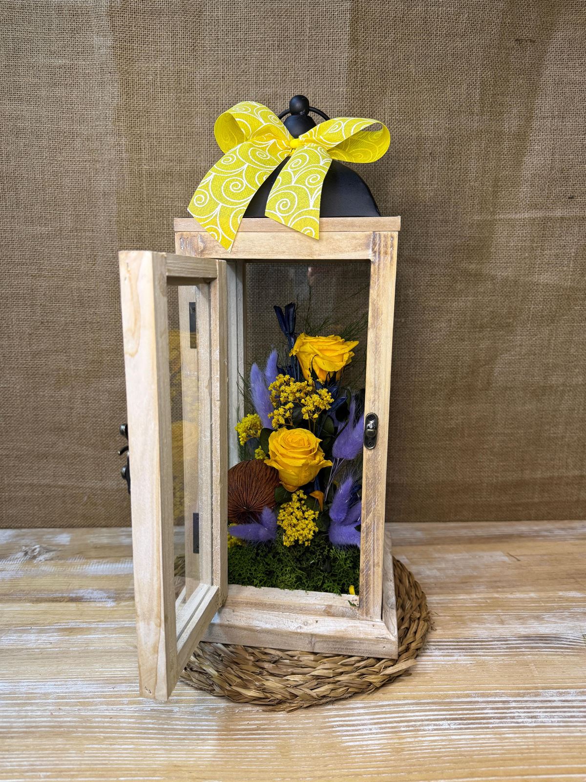 Candelabro marrón con flores en tonos amarillos - Imagen 5