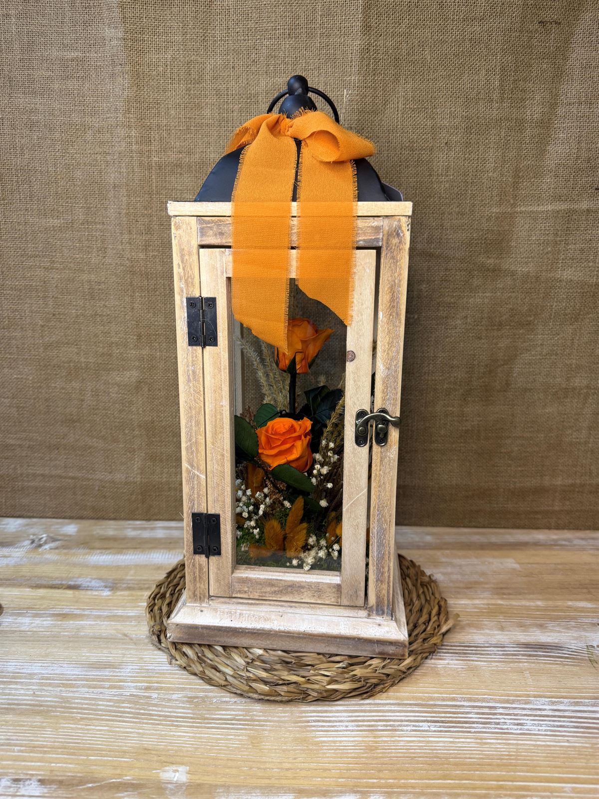 Candelabro marrón con flores en tonos naranjas - Imagen 1