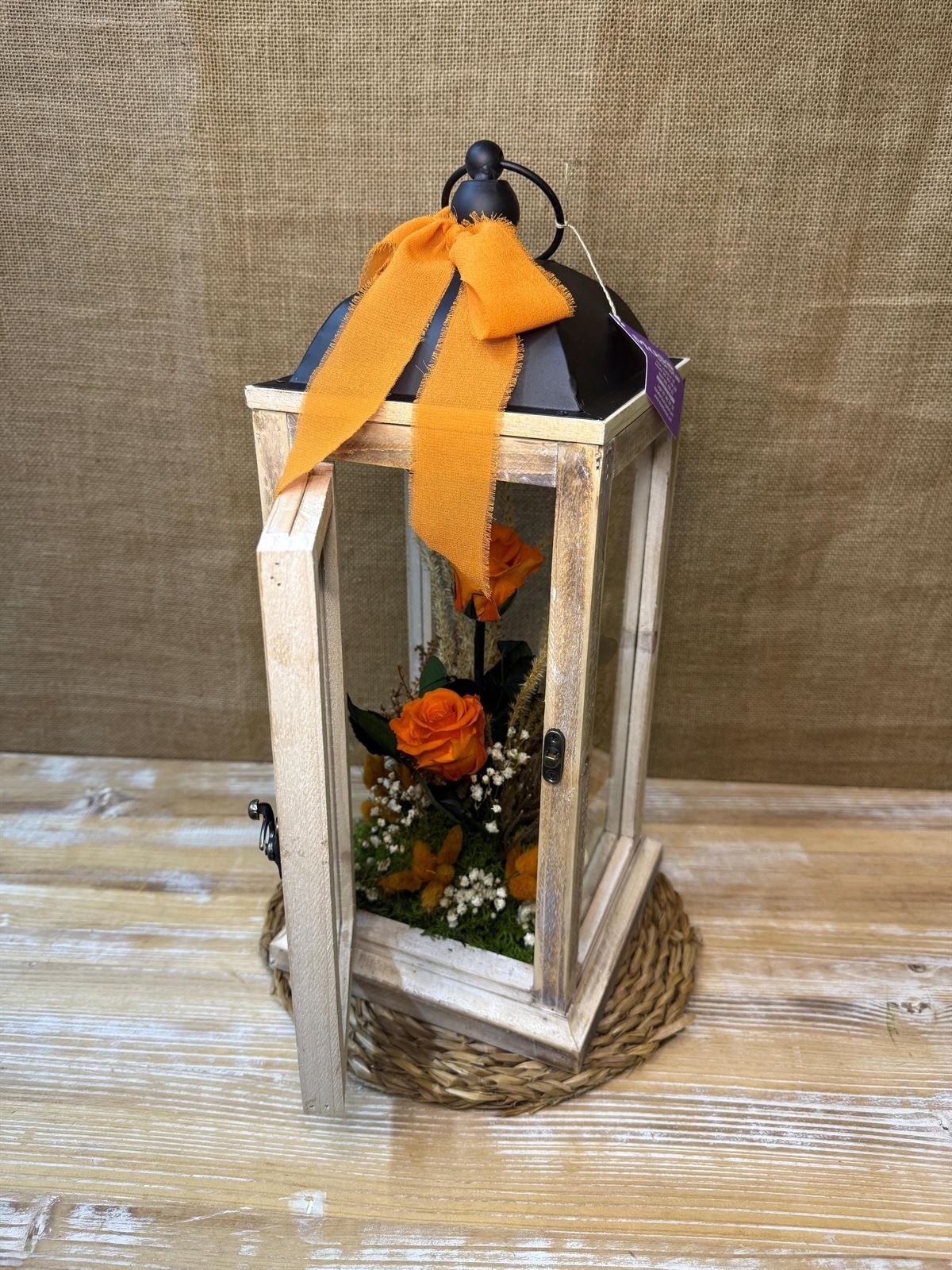 Candelabro marrón con flores en tonos naranjas - Imagen 3