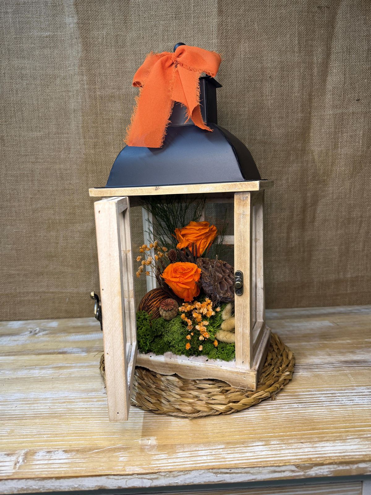 Candelabro marrón con flores en tonos naranjas - Imagen 4