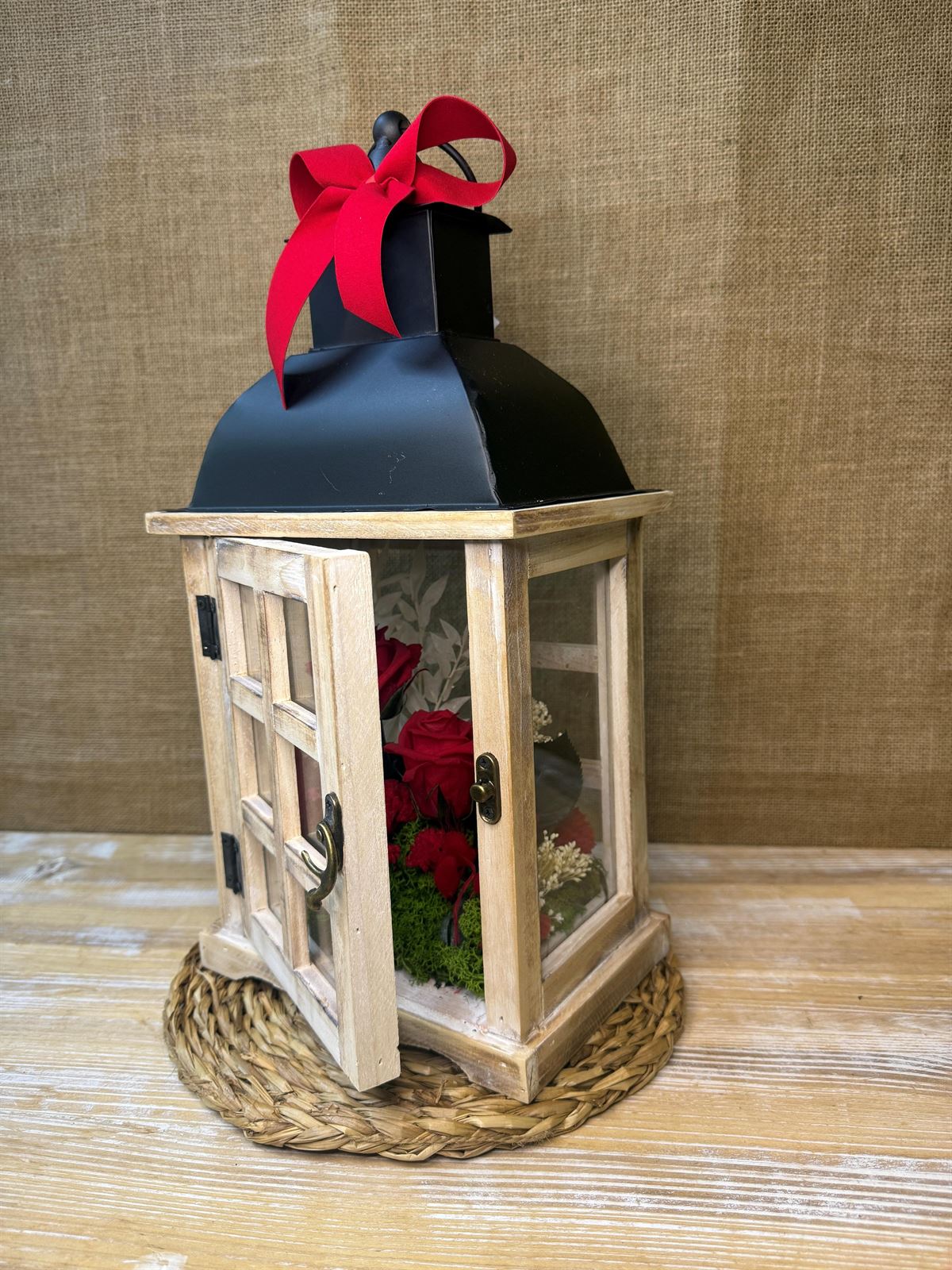 Candelabro marrón con flores en tonos rojos - Imagen 3