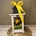 Candelabro marrón pequeño con flores en tonos amarillos - Imagen 1