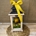 Candelabro marrón pequeño con flores en tonos amarillos - Imagen 2