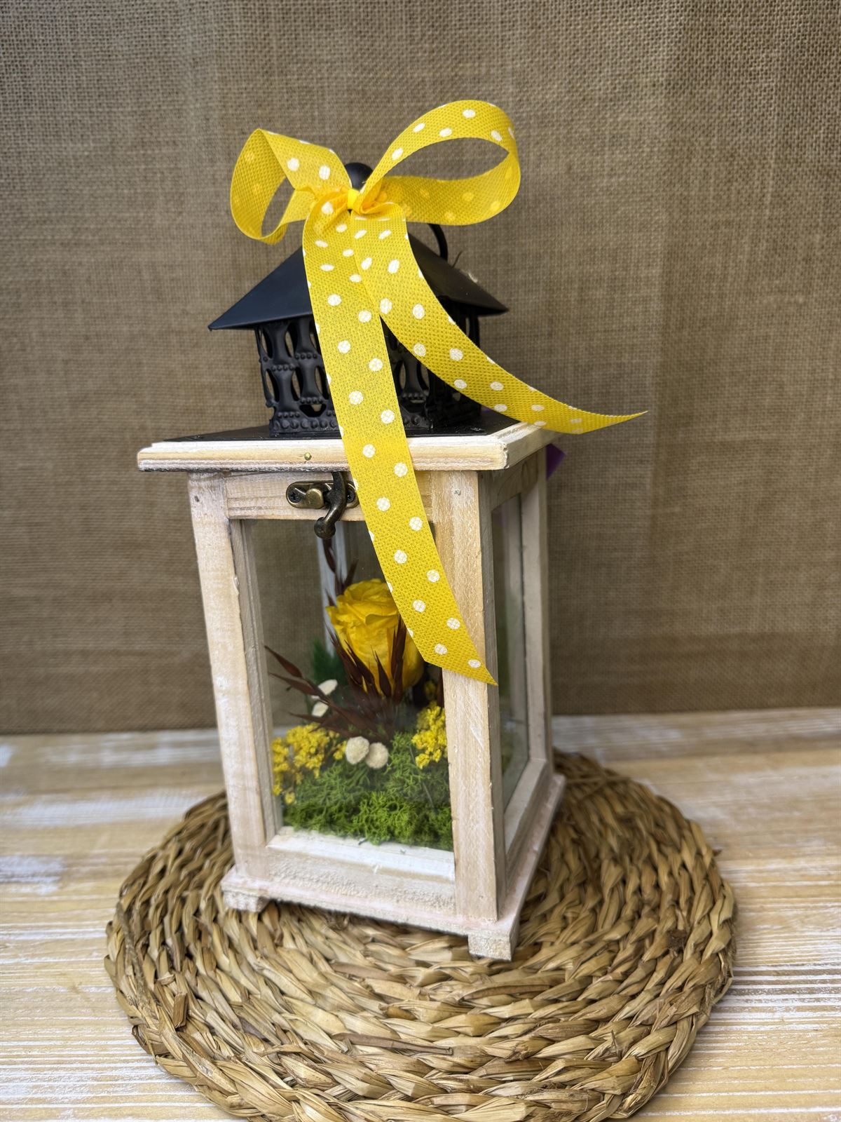 Candelabro marrón pequeño con flores en tonos amarillos - Imagen 3