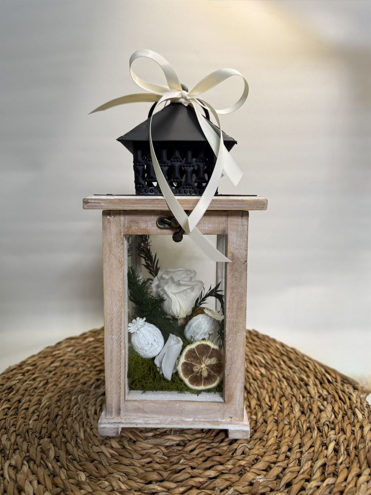 Candelabro marrón pequeño en tonos blancos - Imagen 1