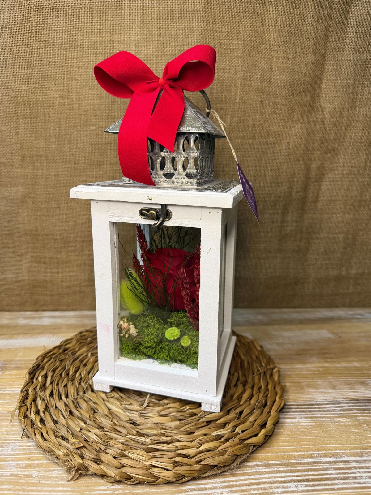 Candelabro pequeño blanco con flores en tonos rojos - Imagen 1