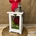 Candelabro pequeño blanco con flores en tonos rojos - Imagen 1