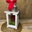 Candelabro pequeño blanco con flores en tonos rojos - Imagen 2