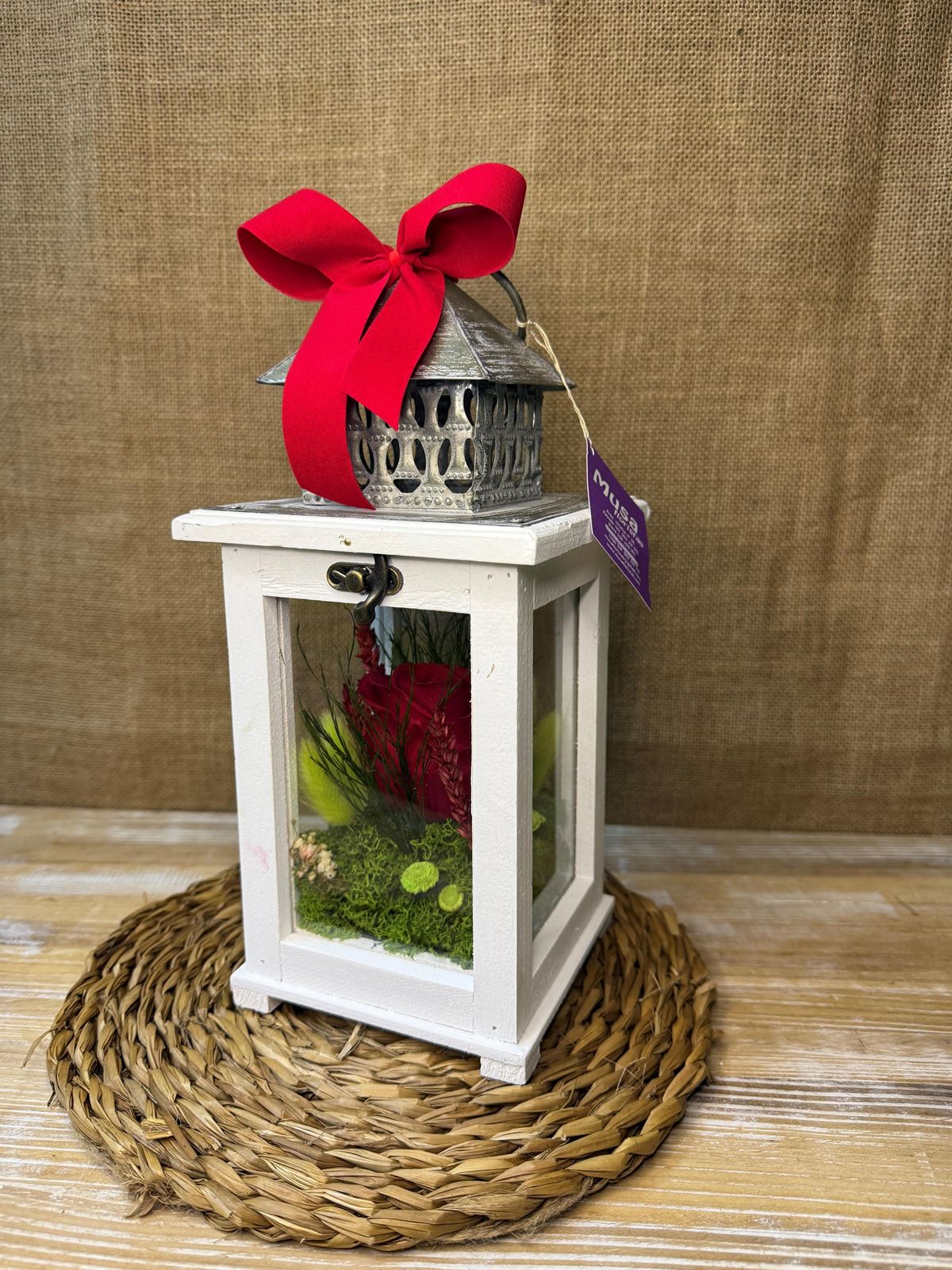 Candelabro pequeño blanco con flores en tonos rojos - Imagen 3
