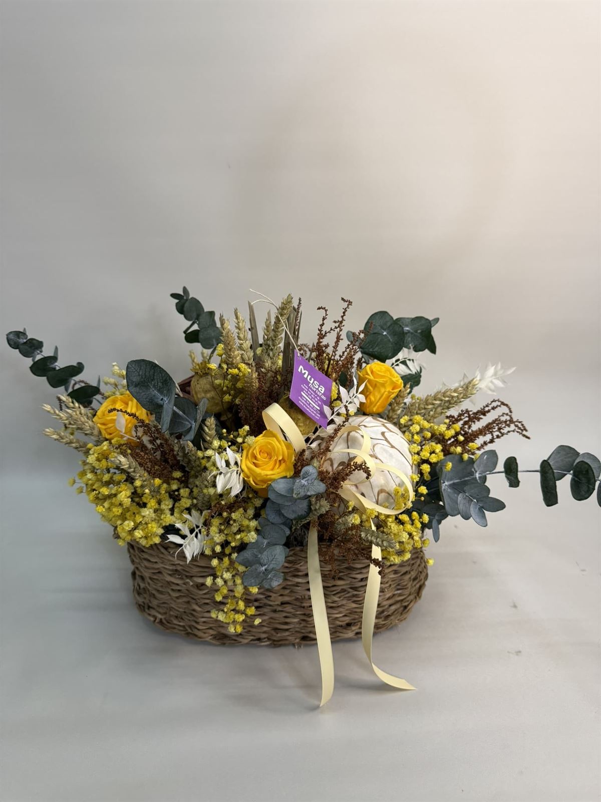 Cesta de mimbre en tonos amarillos - Imagen 1