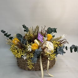 Cesta de mimbre en tonos amarillos - Imagen 1