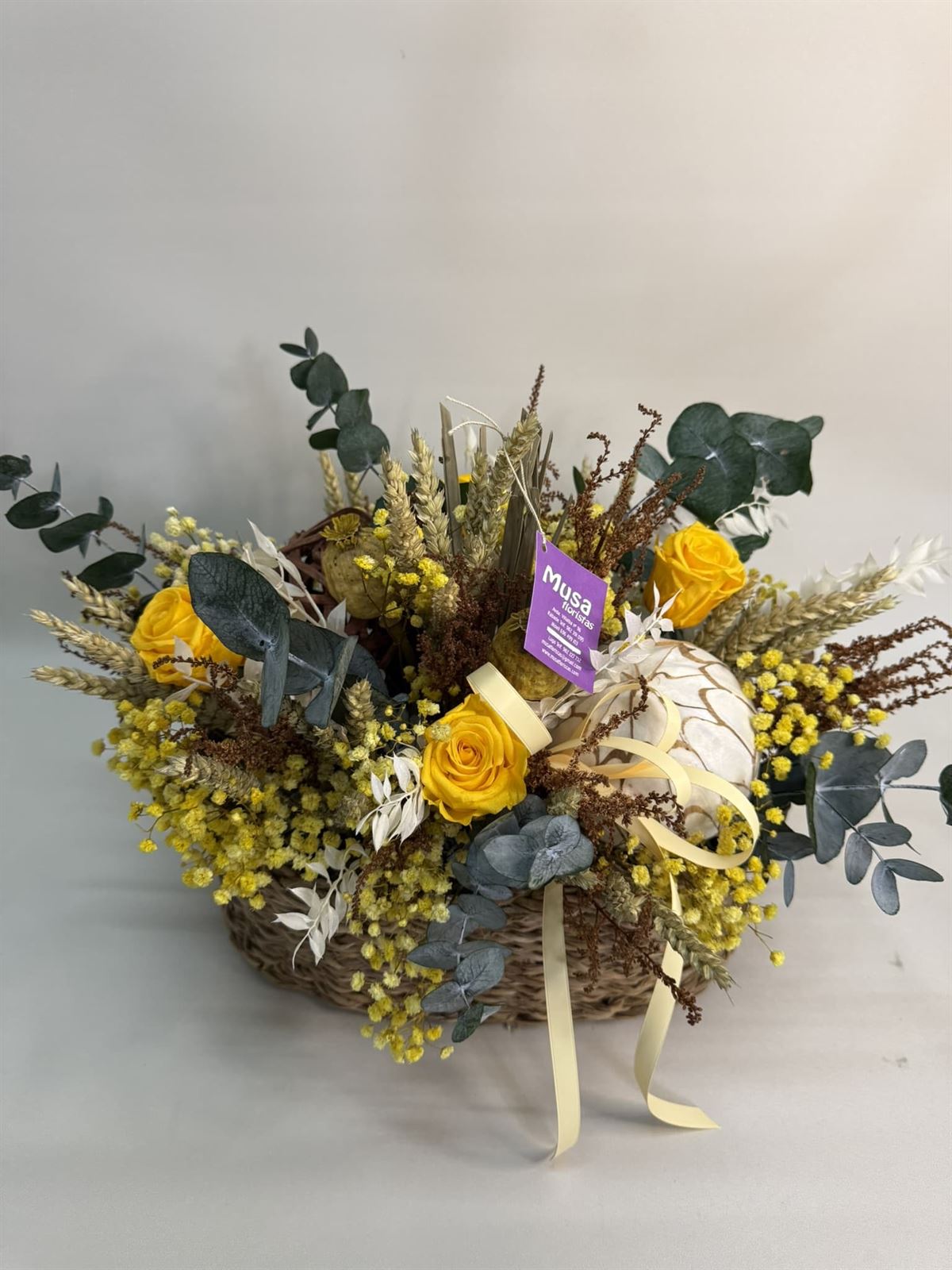 Cesta de mimbre en tonos amarillos - Imagen 2