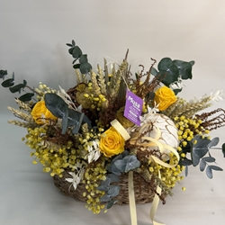 Cesta de mimbre en tonos amarillos - Imagen 2