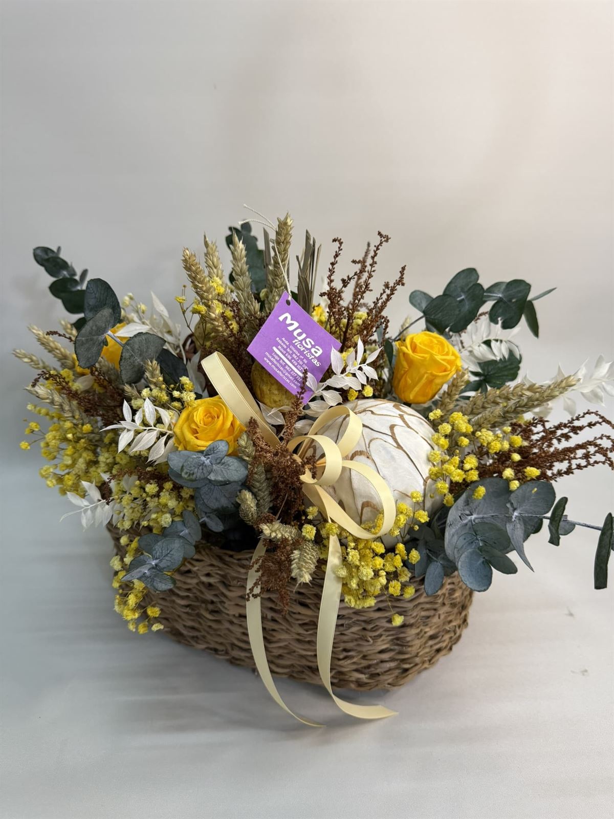 Cesta de mimbre en tonos amarillos - Imagen 4