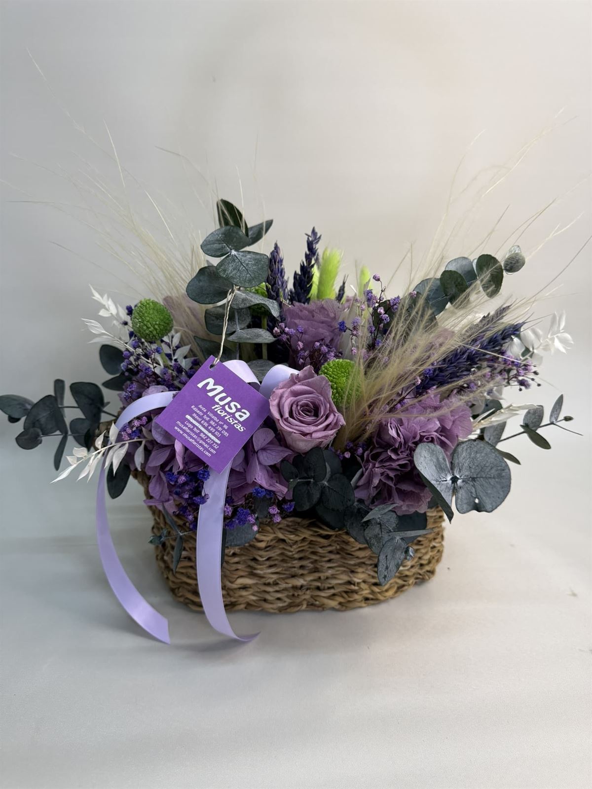 Cesta de mimbre en tonos lilas - Imagen 1