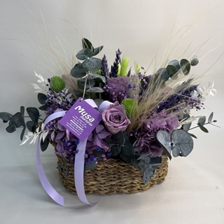 Cesta de mimbre en tonos lilas - Imagen 1