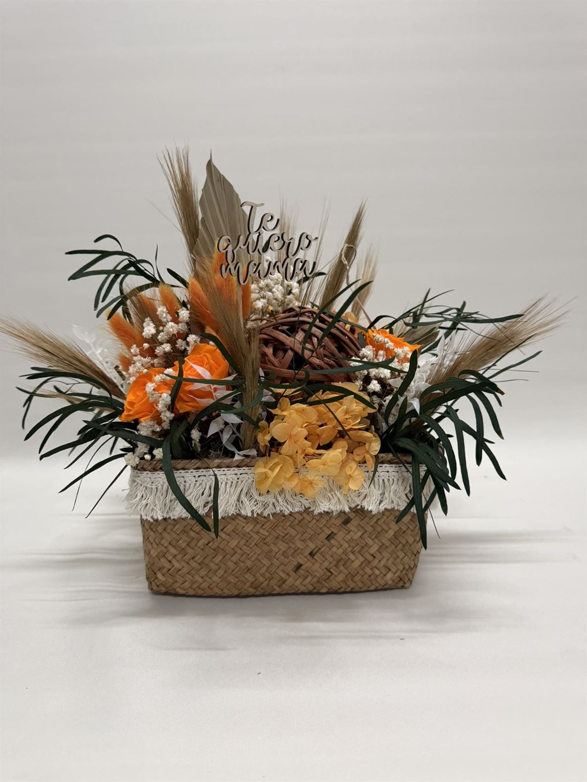 Cesta de mimbre en tonos naranjas - Imagen 2