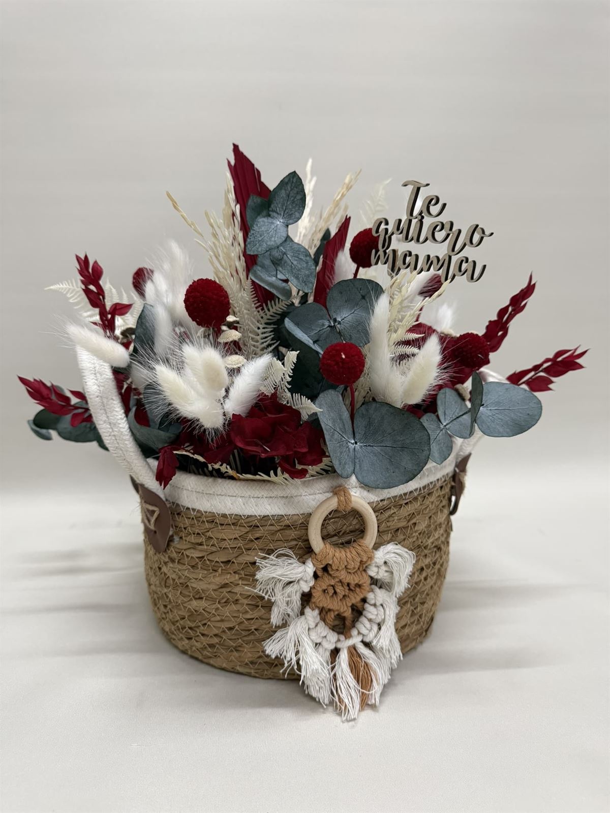 Cesta de mimbre en tonos rojos - Imagen 1