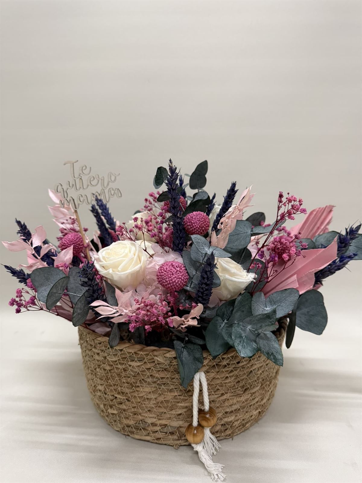 Cesta de mimbre en tonos rosa - Imagen 1