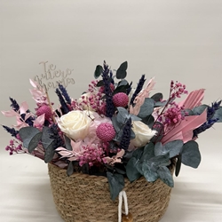 Cesta de mimbre en tonos rosa - Imagen 1