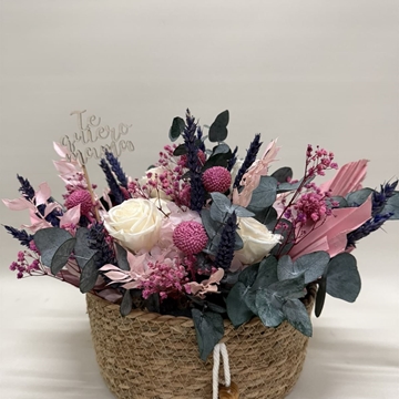 Cesta de mimbre en tonos rosa - Imagen 1