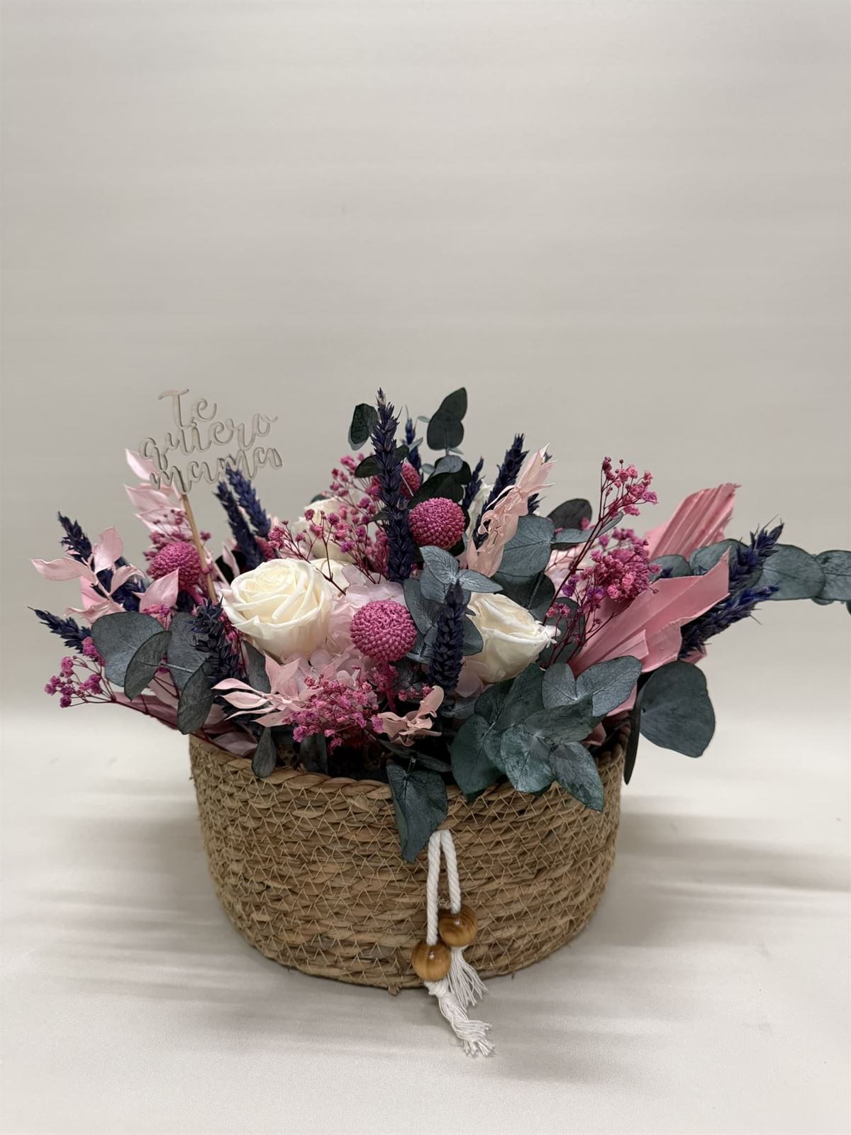 Cesta de mimbre en tonos rosa - Imagen 2