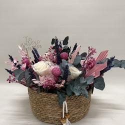 Cesta de mimbre en tonos rosa - Imagen 2