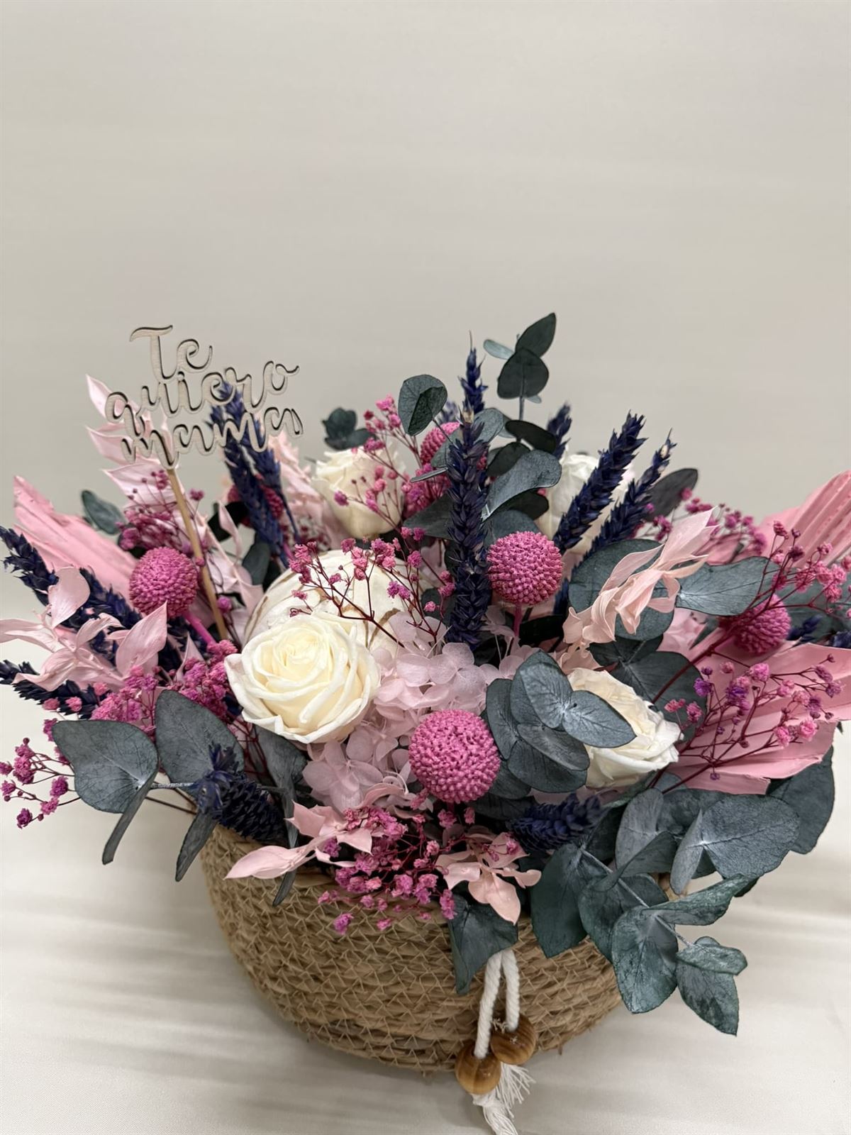 Cesta de mimbre en tonos rosa - Imagen 3