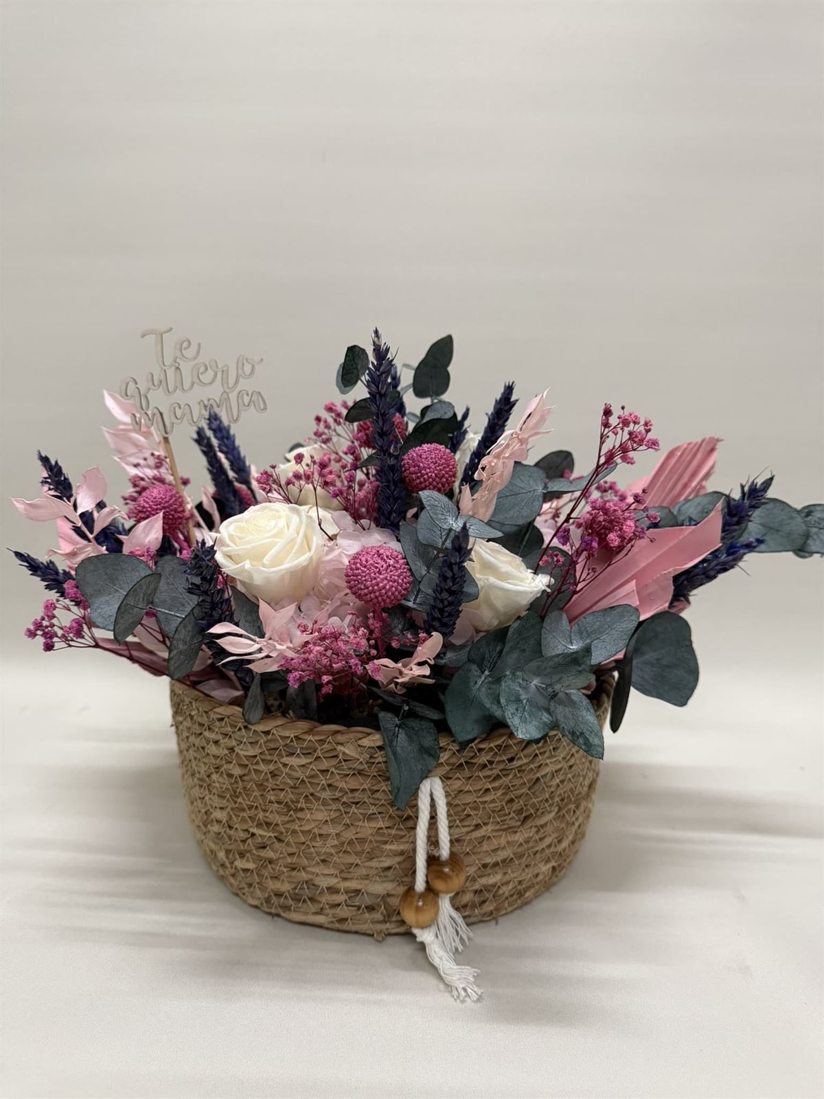 Cesta de mimbre en tonos rosa - Imagen 4