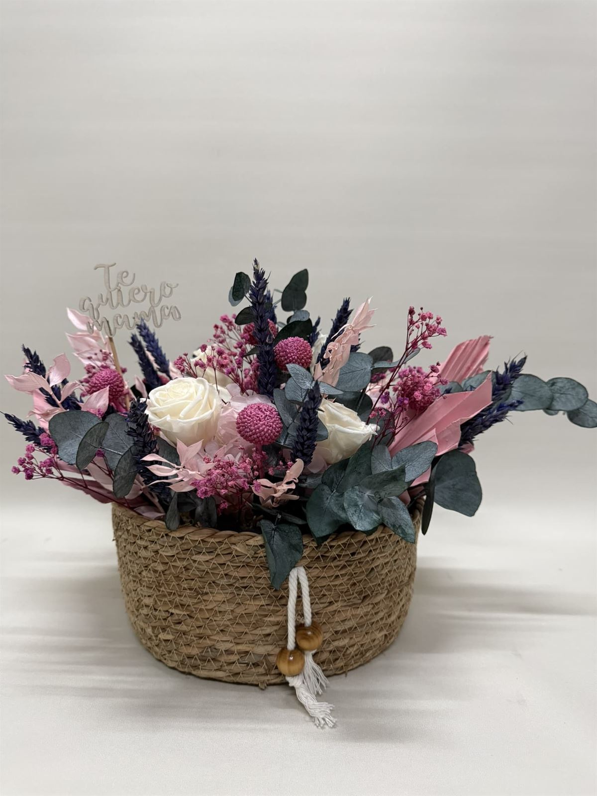 Cesta de mimbre en tonos rosa - Imagen 5