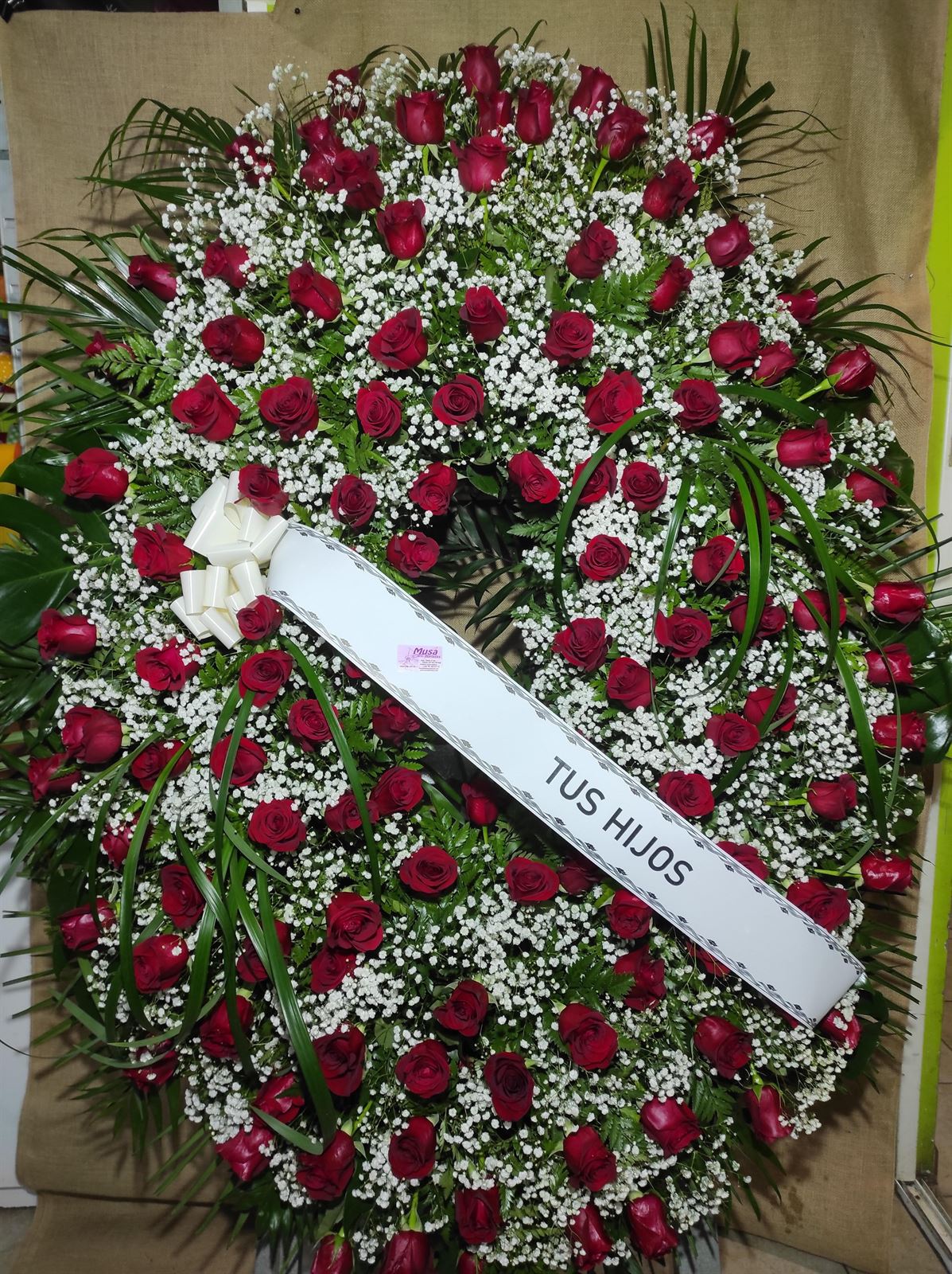 Corona funeraria de rosas - Imagen 1