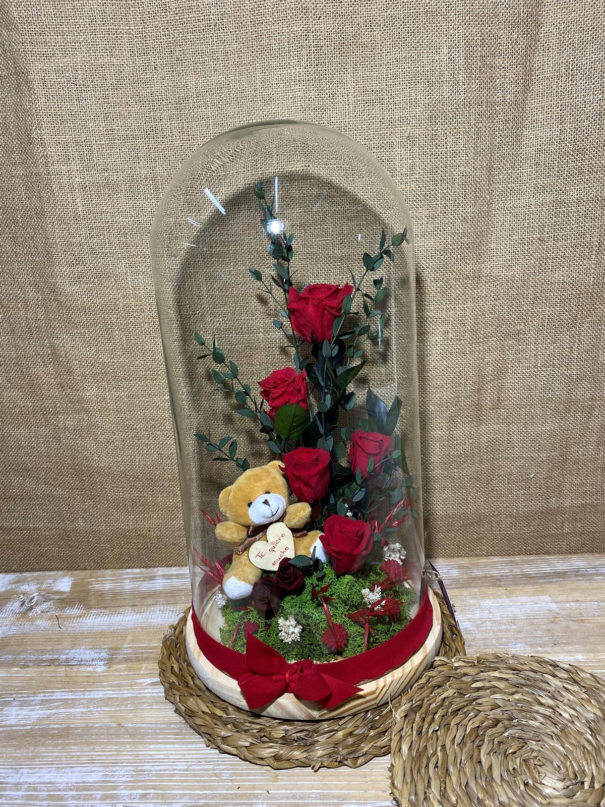 Cúpula roja con peluche - Imagen 1