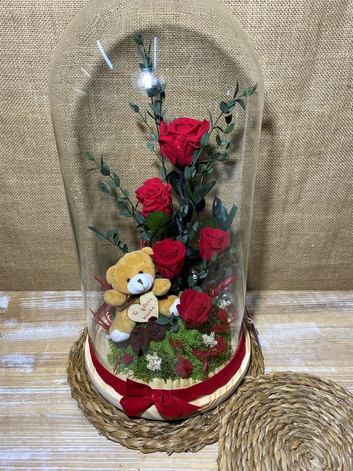 Cúpula roja con peluche - Imagen 2