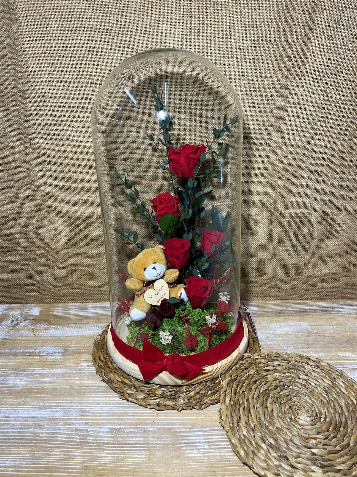 Cúpula roja con peluche - Imagen 3