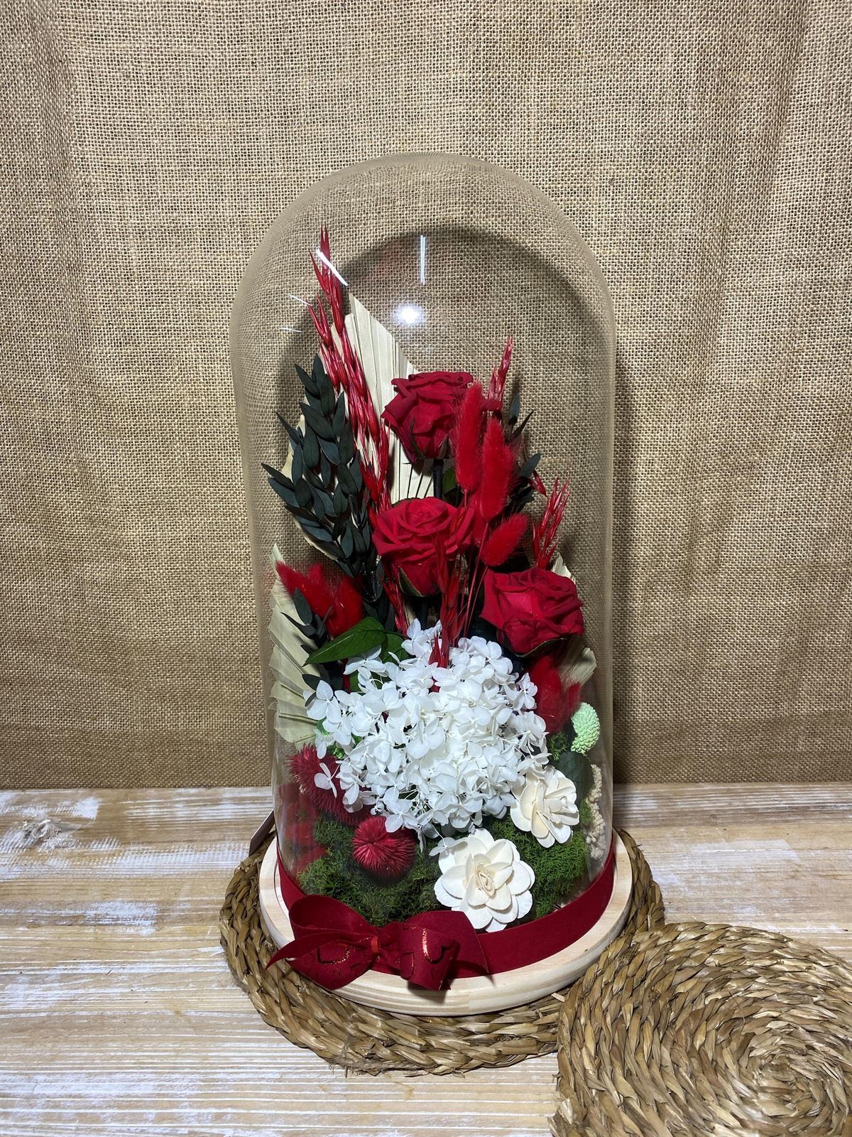 Cúpula roja y rosas de madera - Imagen 1
