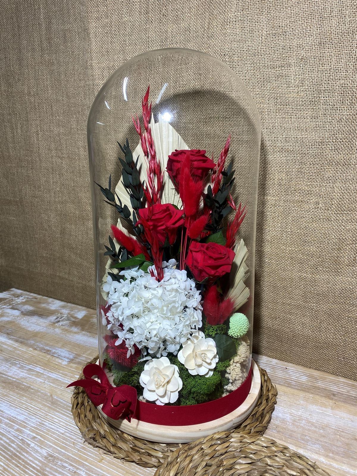 Cúpula roja y rosas de madera - Imagen 2