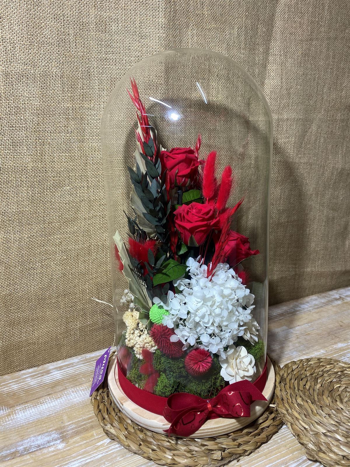 Cúpula roja y rosas de madera - Imagen 3