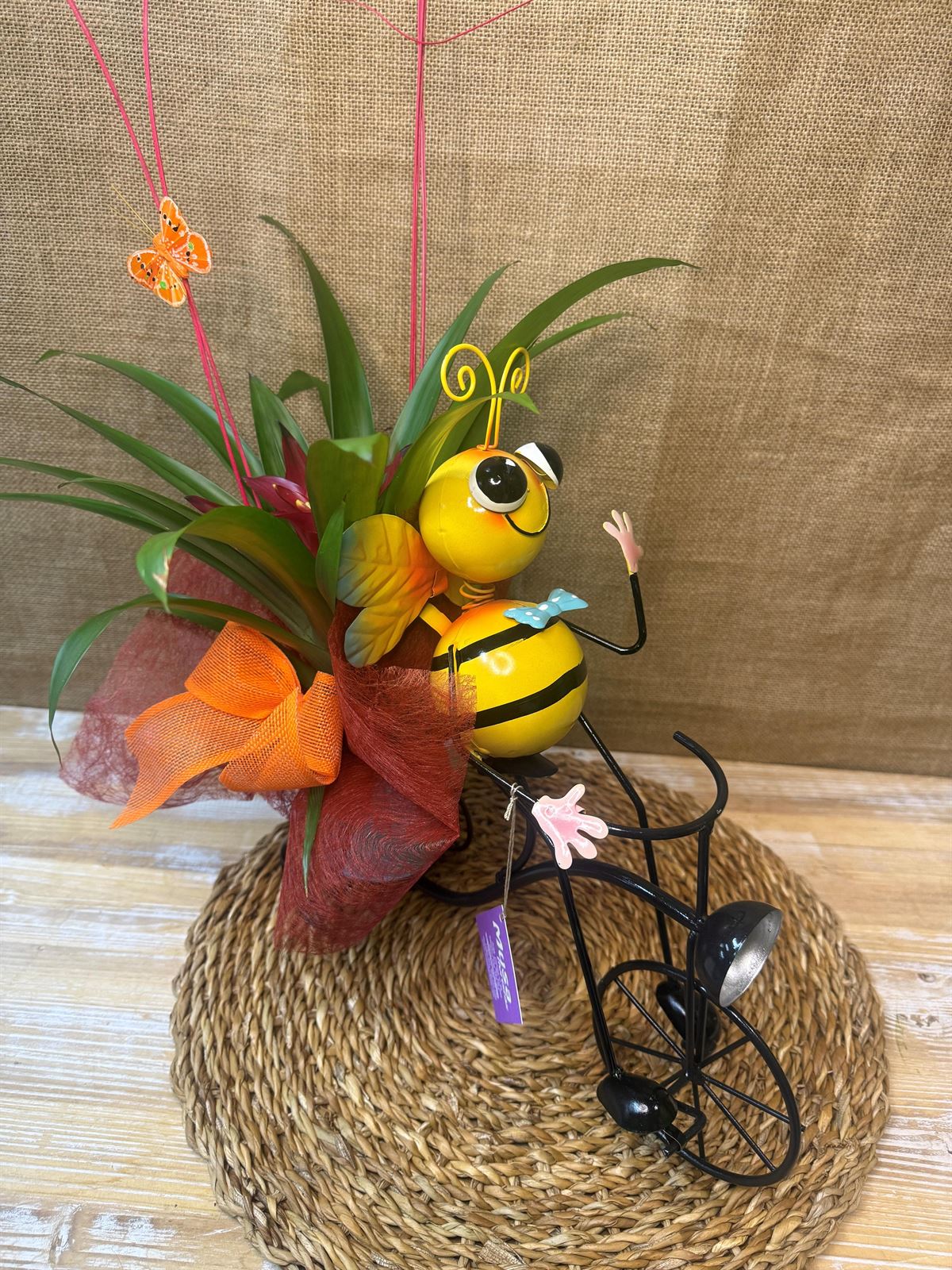 Figura de abeja con una guzmania - Imagen 3
