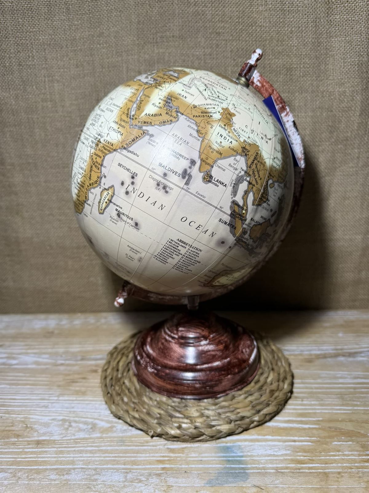 Globo terráqueo metal marrón - Imagen 1