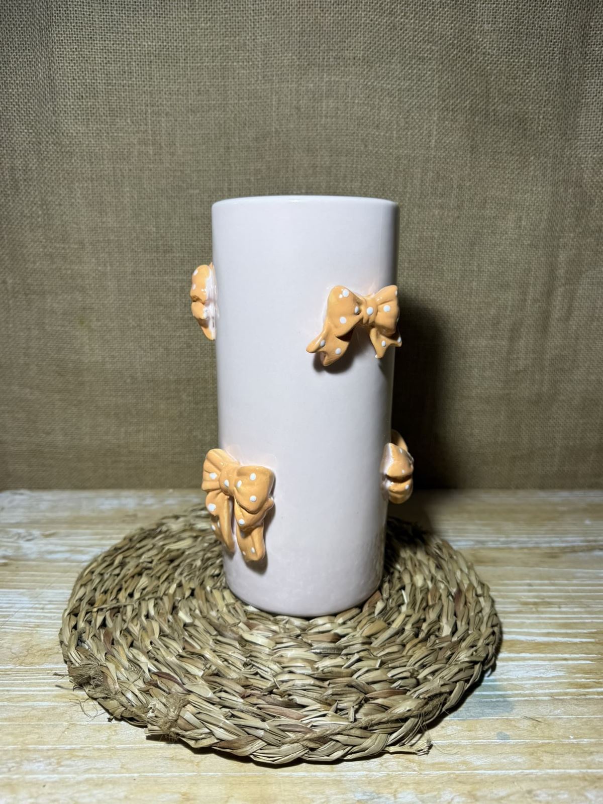 Jarrón de cerámica con lazos - Imagen 1