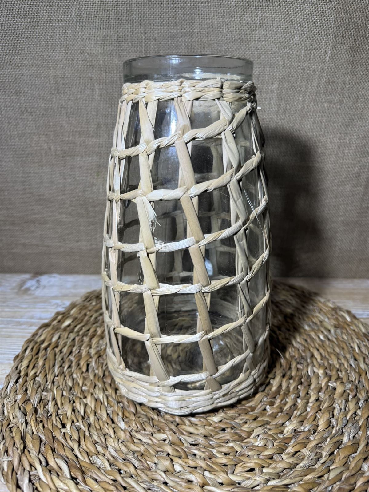 Jarrón de cristal con cuerdas de mimbre - Imagen 1