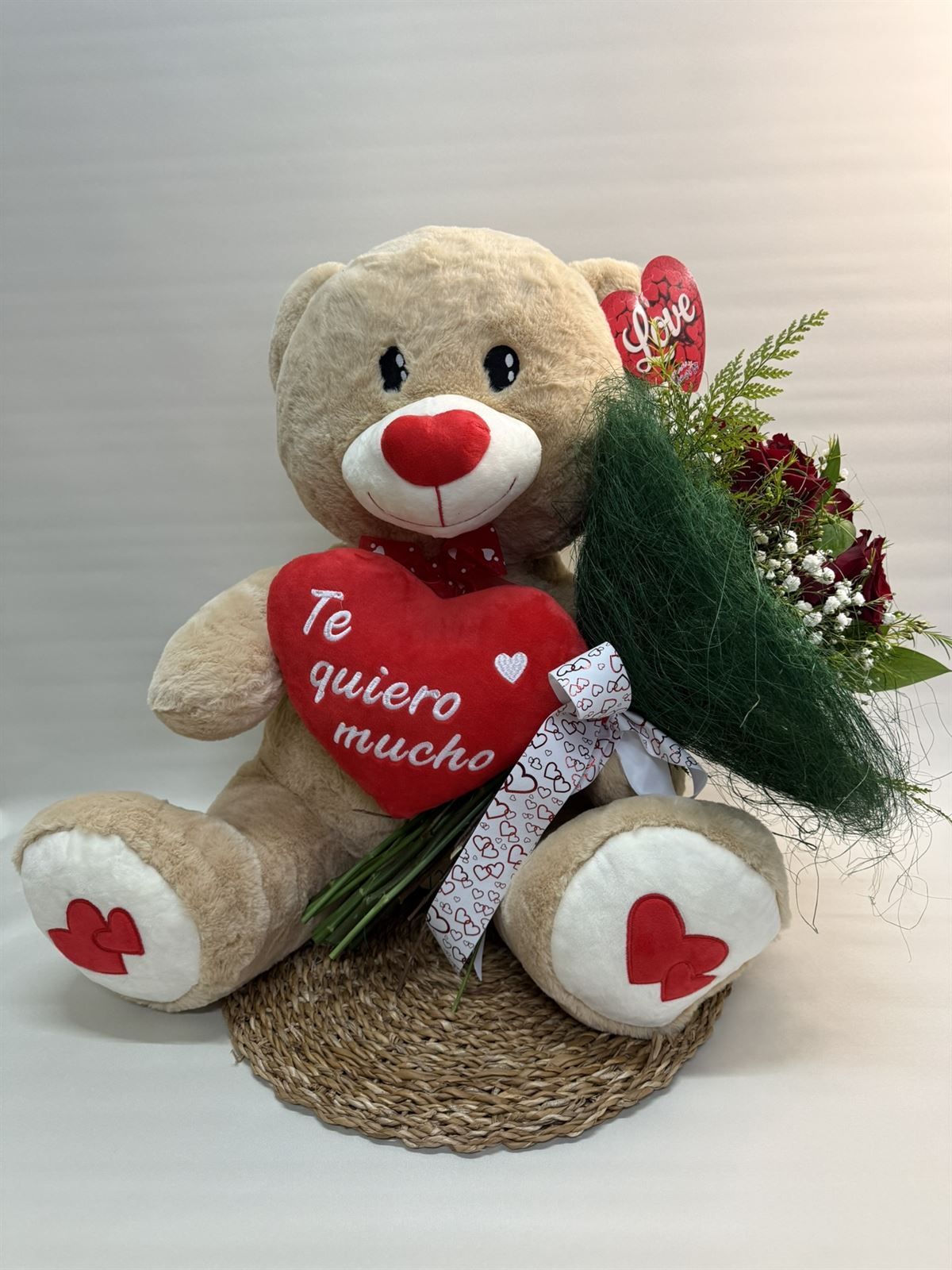 Oso de peluche con un ramo de rosas en la mano - Imagen 1