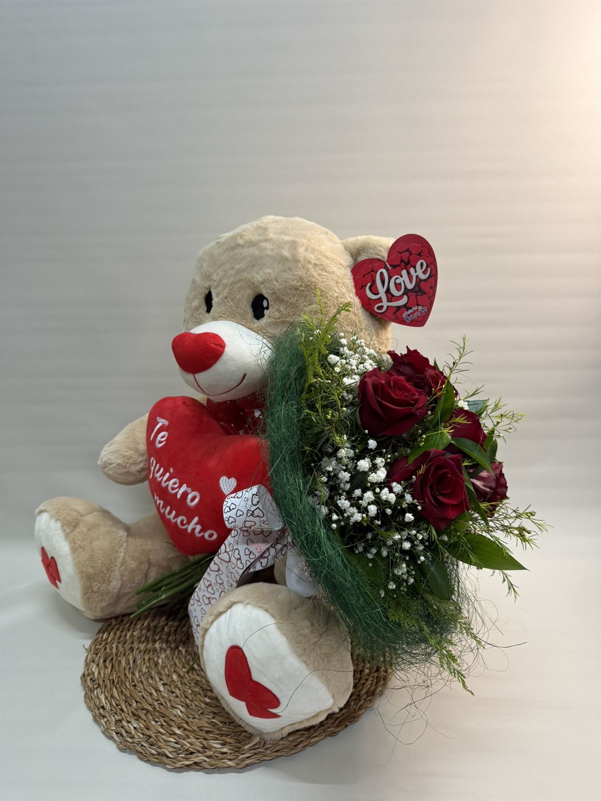 Oso de peluche con un ramo de rosas en la mano - Imagen 2