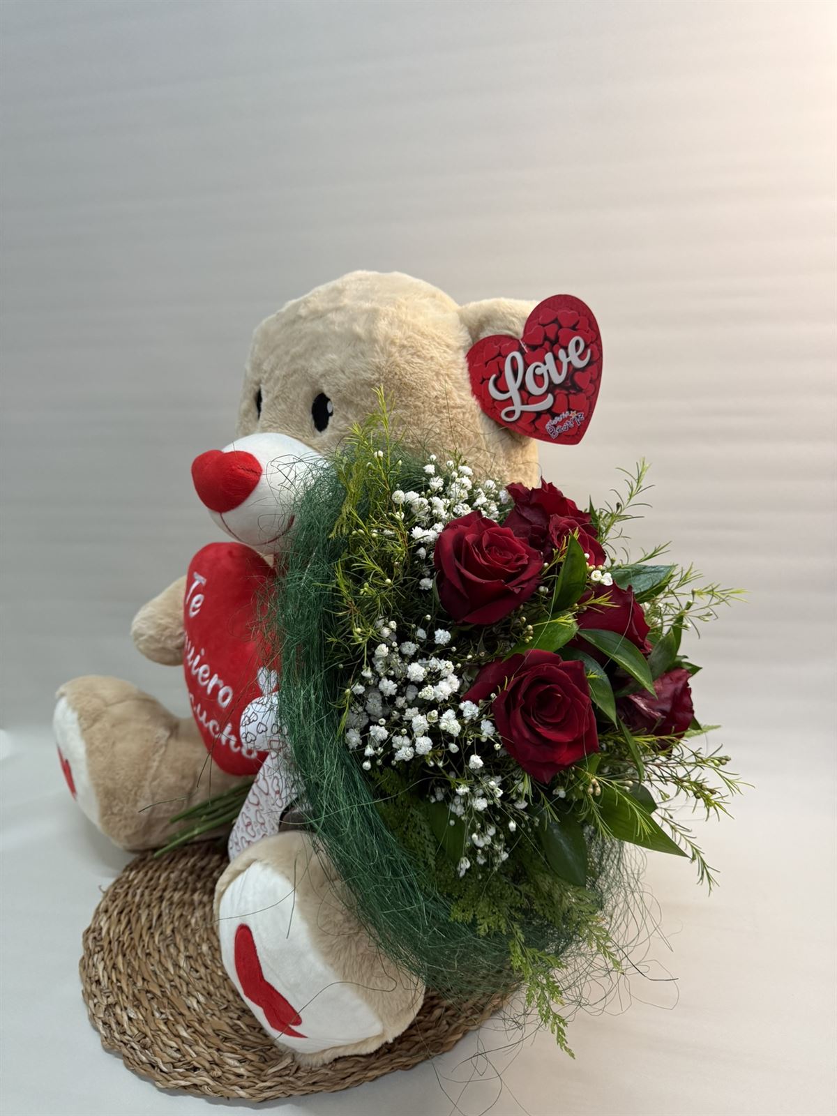 Oso de peluche con un ramo de rosas en la mano - Imagen 3